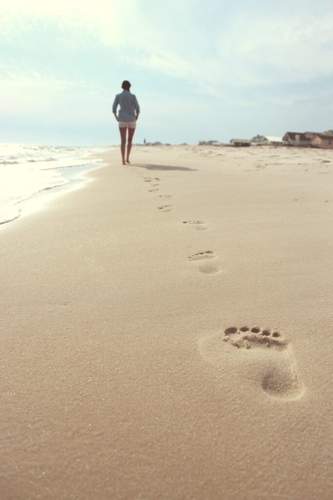 beach, woman, footprints-731137.jpg